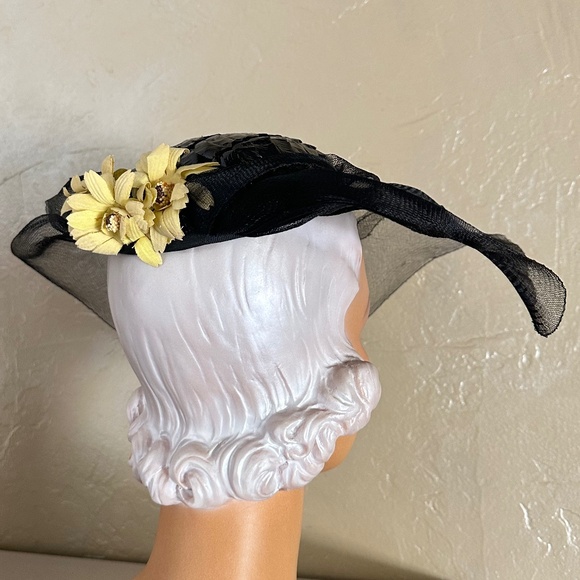 ROMANTIC 1930s\' BLACK STRAW HAT - SEE-THROUGH BRIM & YELLOW FLOWERS AT THE BACK main image 4